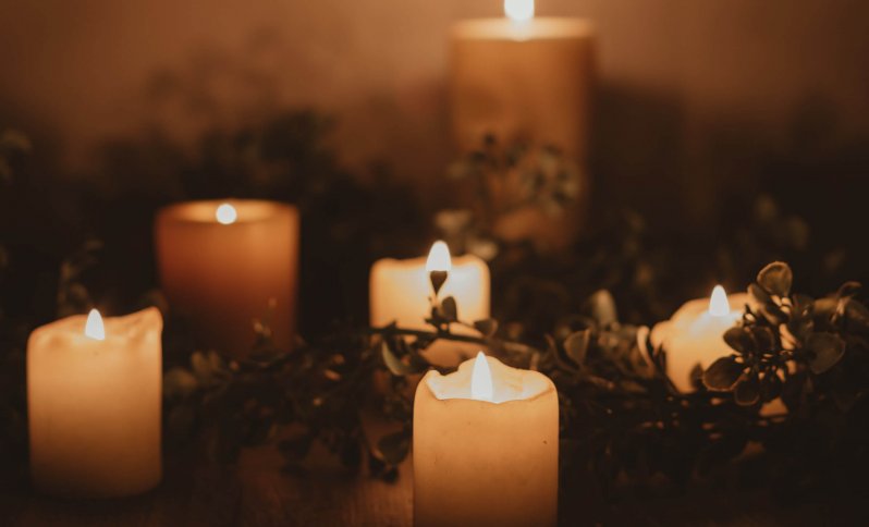 zapálené sviečky na dušičky na pamiatku zosnulých na Deň všetkých svätých