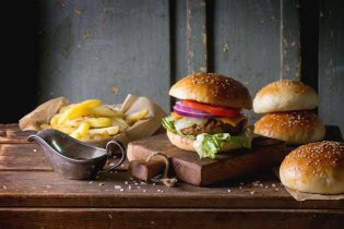 Domáci hamburger z hovädzieho mäsa v domácej žemli: Recept.